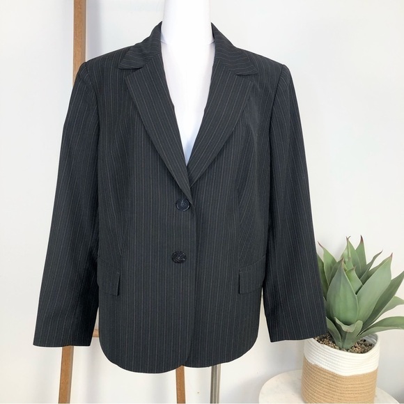 𝅺women’s Black pinstripe single breasted blazer size 14 - Picture 1 of 12
